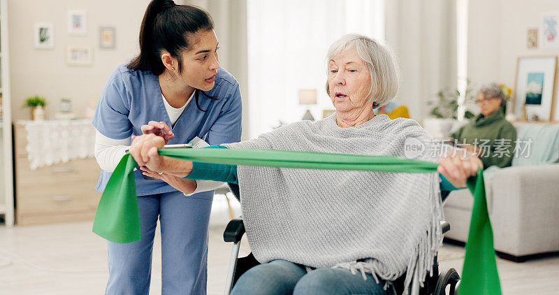 护士，物理治疗和轮椅上的老年妇女，背部疼痛检查和在家物理治疗检查。退休护理、物理治疗师、医生和老年残疾患者支持