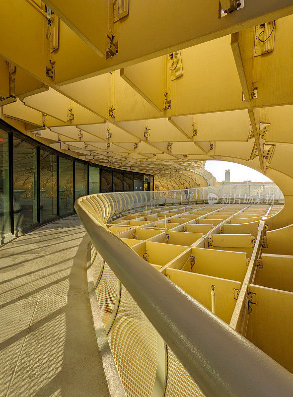 在阳光明媚的日子里，大都会阳伞的内部视图。西班牙塞维利亚