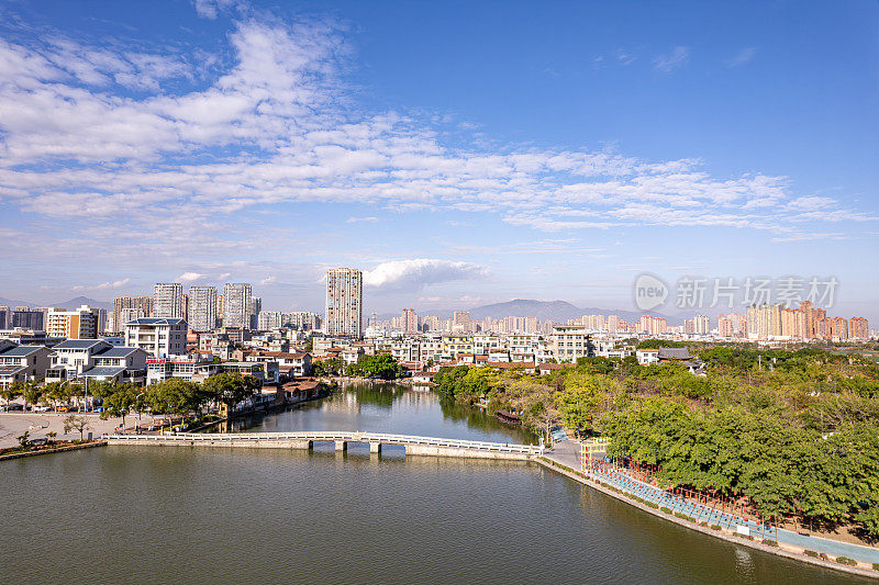 湖边乡间房屋的鸟瞰图