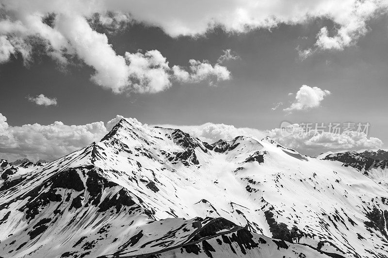 大格洛克纳山脉附近的奥地利阿尔卑斯山的雪峰