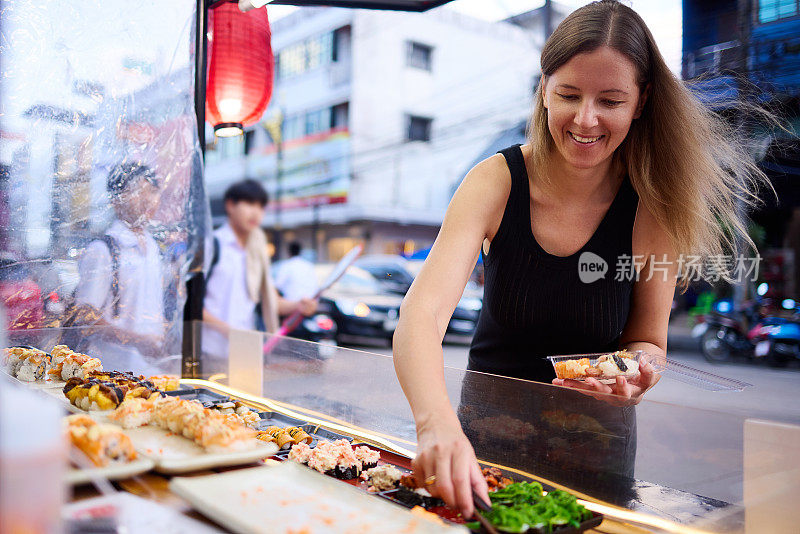 一名妇女在泰国的街头市场购物