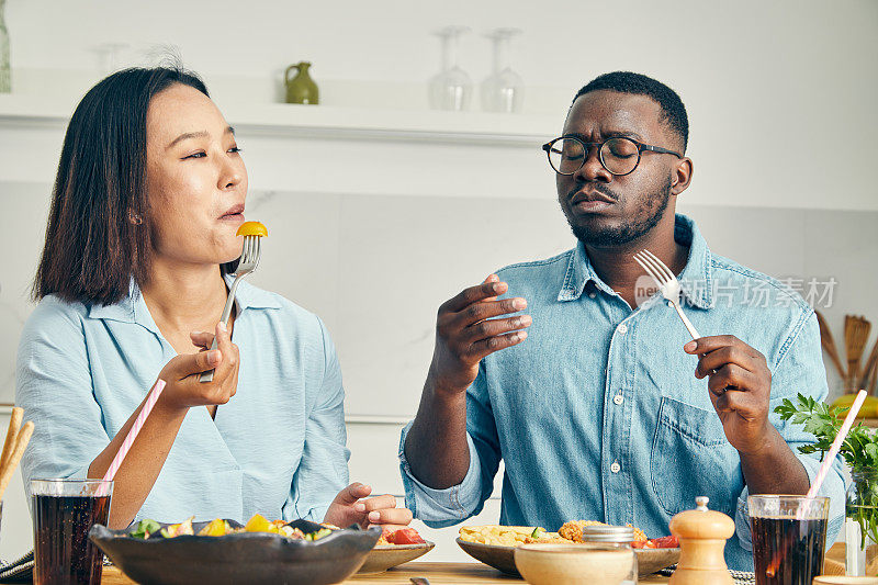 午餐谈话:一种发自内心的联系。享受早午餐的年轻夫妇。