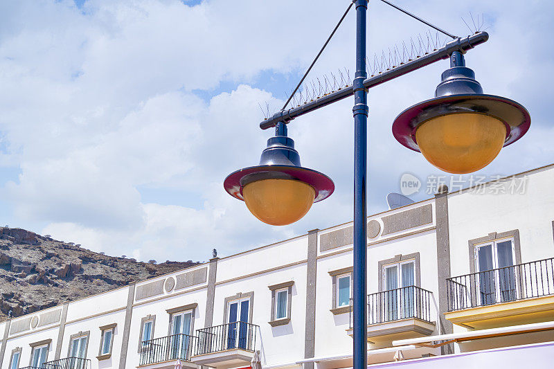 旅行的想法。西班牙大加那利岛莫甘港市的街灯和铺满鲜花的小巷