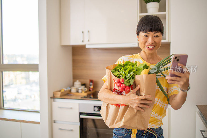 在家拿杂货的女人