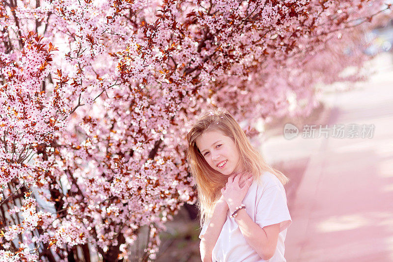 少女在美丽的樱花盛开之中