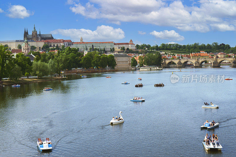 从空中俯瞰布拉格，人们在伏尔塔瓦河上划皮艇