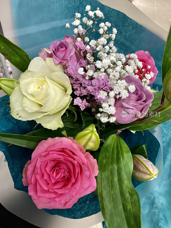 漂亮的混合花在花束玫瑰叶叶礼物特别的场合生日母亲节周年纪念自然蓝色粉红色绿色百合自然