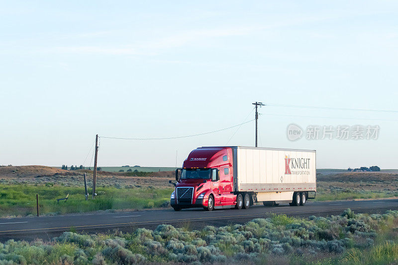 骑士运输半卡车在90号州际公路上向东行驶，前往美国华盛顿州的斯波坎。