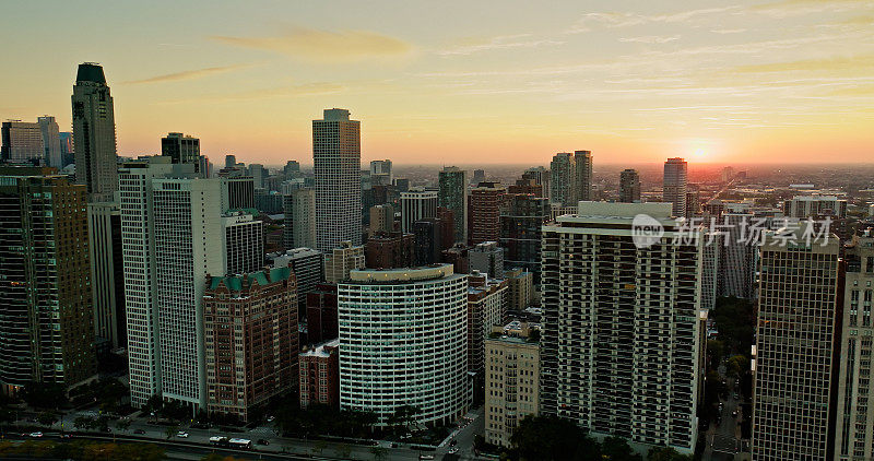 日落时芝加哥黄金海岸建筑物的航拍照片