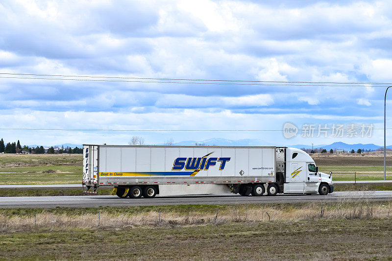 2019年4月，华盛顿州斯波坎市。swift运输公司的半卡车行驶在华盛顿州斯波坎附近的90号州际公路上。