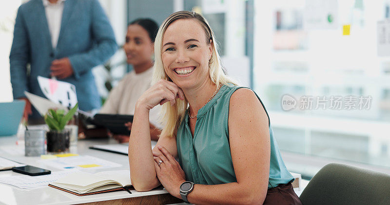 商务女性，公关人员的脸和微笑带着笑声和办公室工作的快乐。专业，代理和合作与事业的信心在会议室的办公桌上开玩笑