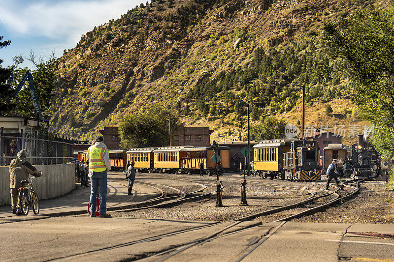 杜兰戈科罗拉多州历史悠久的旧蒸汽火车离开车站铁路轨道