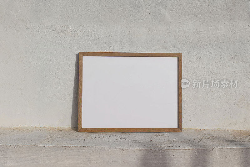 最小的空水平，木制框架的图片模型对白色旧纹理的白色墙壁在阳光下。A4、A3、A2海报模板。中性的夏季背景有光、影。地中海的设计。