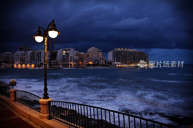 马耳他斯皮诺拉湾的暴风雨之夜