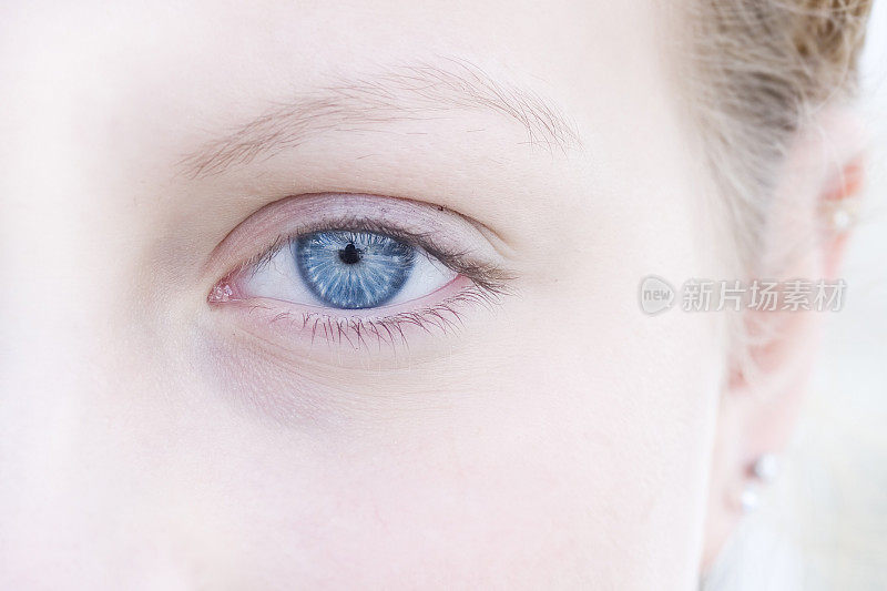 蓝色眼睛的女性
