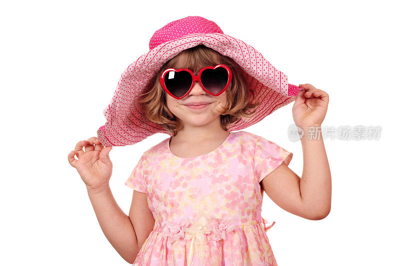 漂亮的小女孩戴着太阳镜和大帽子