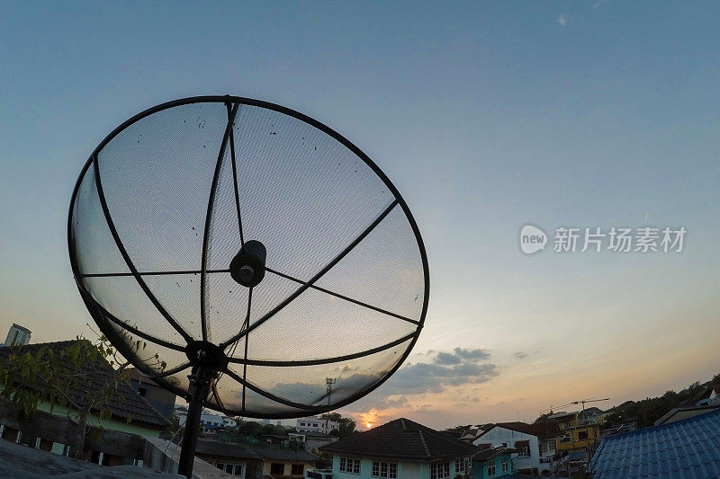 黄昏时分，太阳在卫星接收器后面