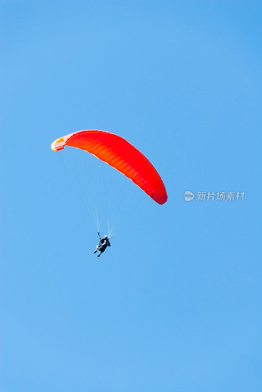 悬挂滑翔机漂浮在蓝天上