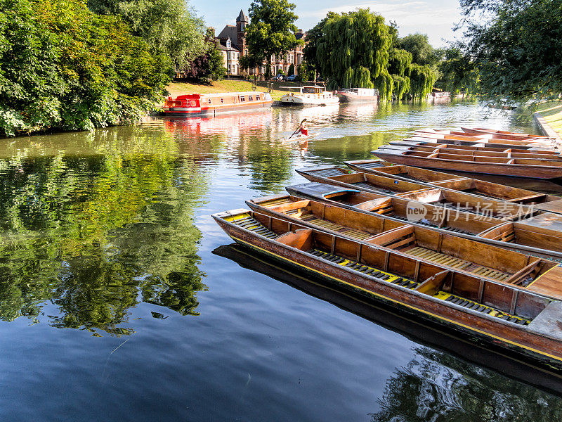 英国剑桥河上一字排开的平底船