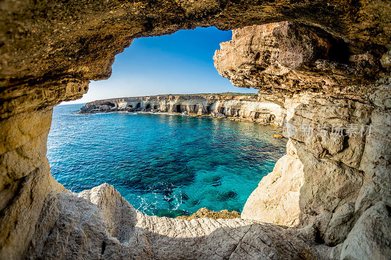 塞浦路斯阿伊纳帕附近的海洋洞穴