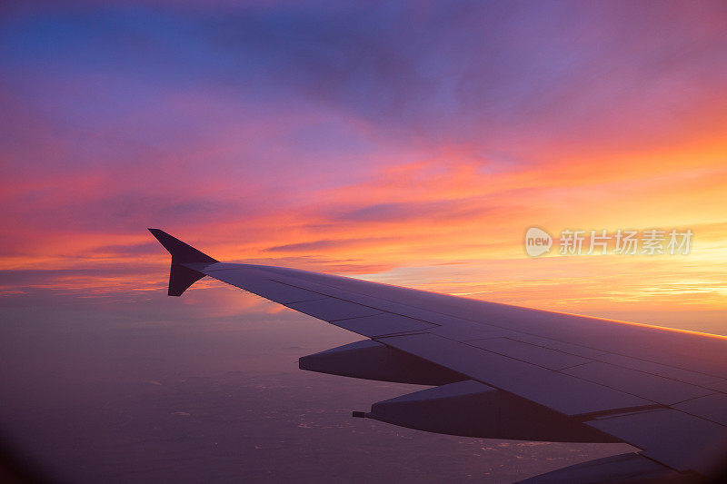 夕阳的天空从飞机窗口