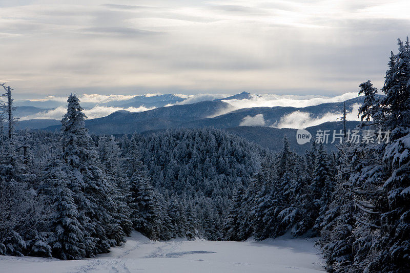 滑雪道及高山