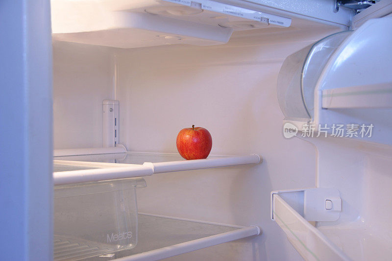 冰箱里:只有一个苹果