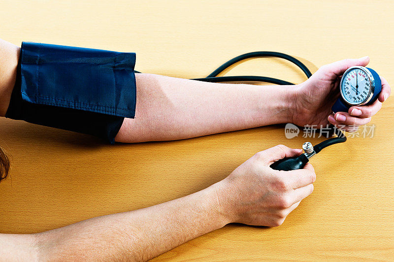女性测量自己的血压