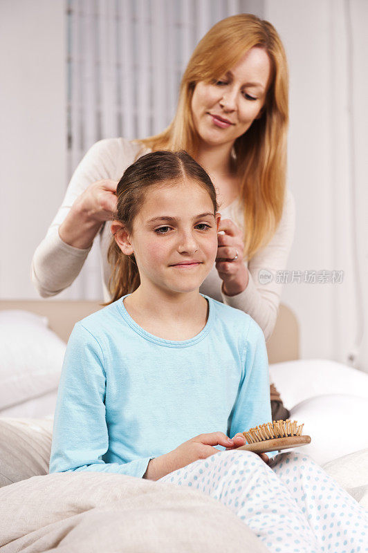 母亲为女儿梳头
