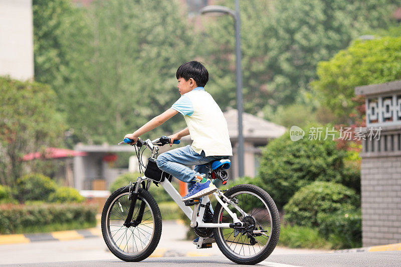 小学生在一个安静的小区里骑自行车