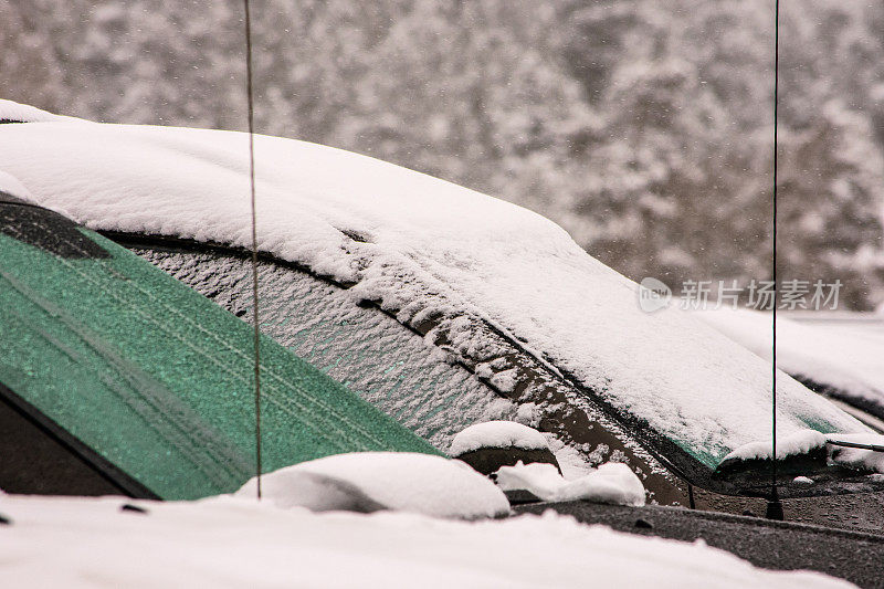 冰雪中的汽车