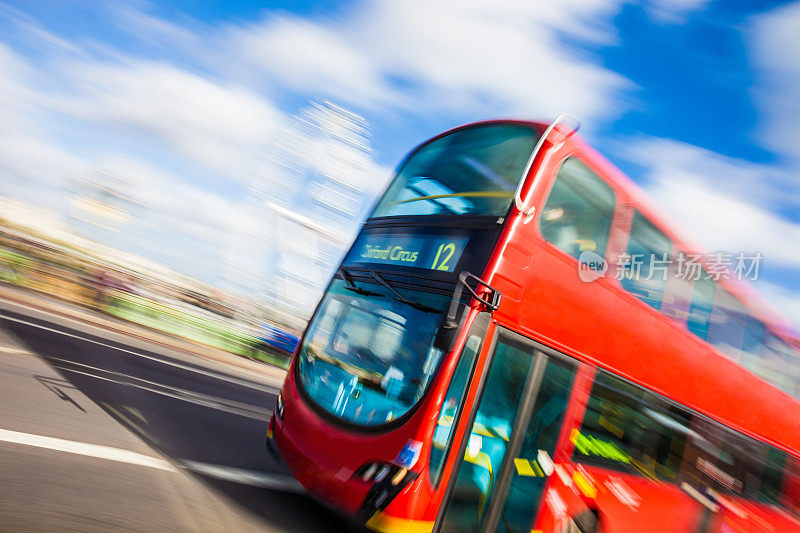 快速公共汽车在城市的交通高峰时间