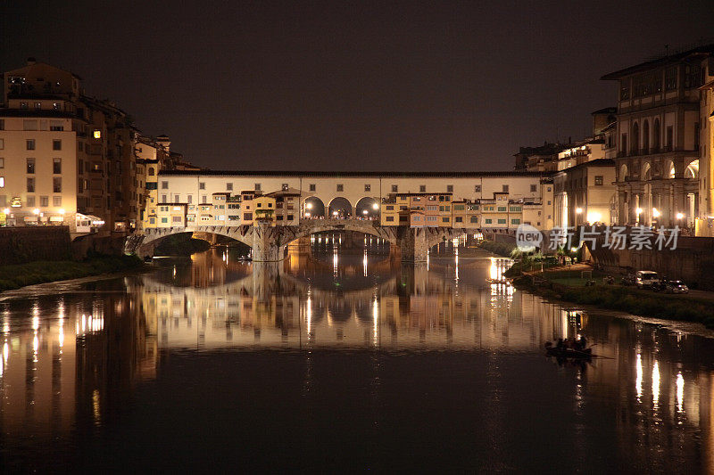 佛罗伦萨韦基奥桥的夜景