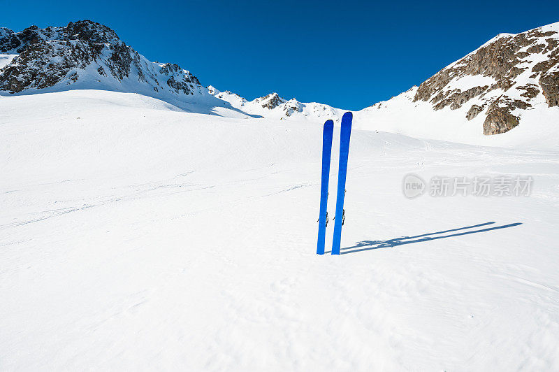 冬季高山景观与滑雪