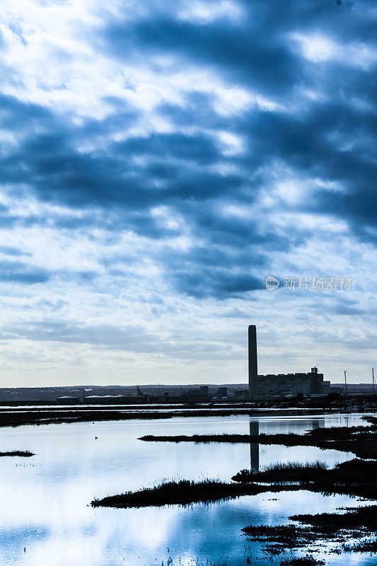 在英格兰的梅德韦河上有发电站和可怕的天空