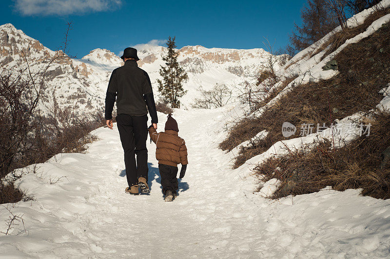 父亲和儿子在冬天散步