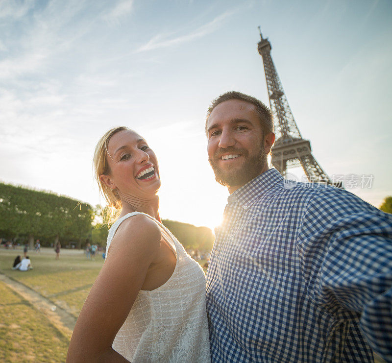 一对年轻夫妇在巴黎埃菲尔铁塔前自拍