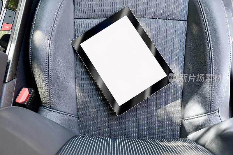 汽车座椅上的空白数字平板电脑。彩色图像