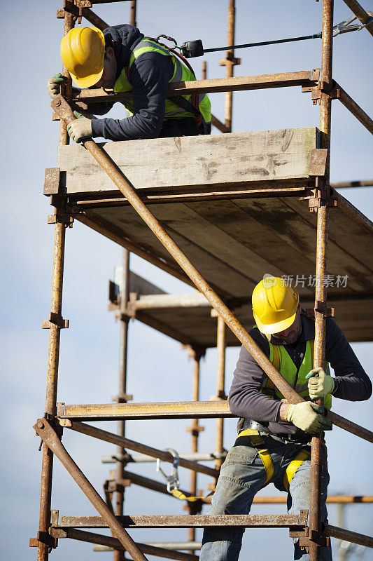 建筑工人正在搭建脚手架