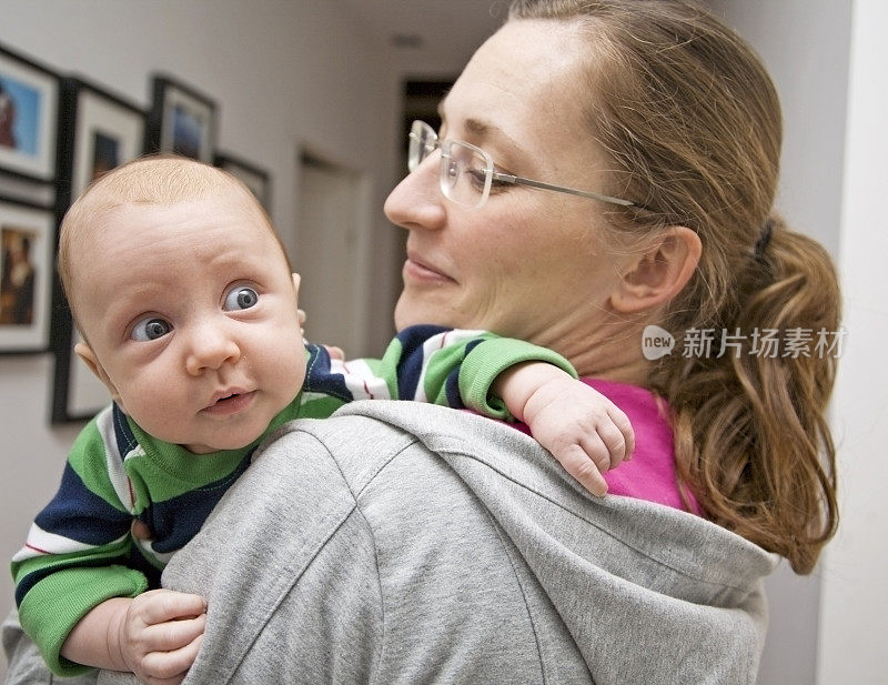 那边发生了什么?母亲和男婴。