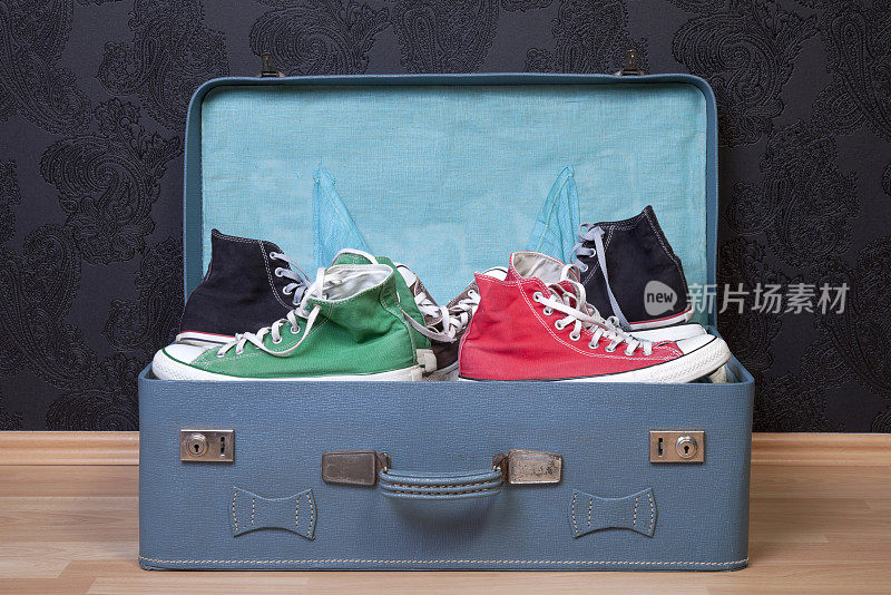 旧行李箱里五颜六色的运动鞋