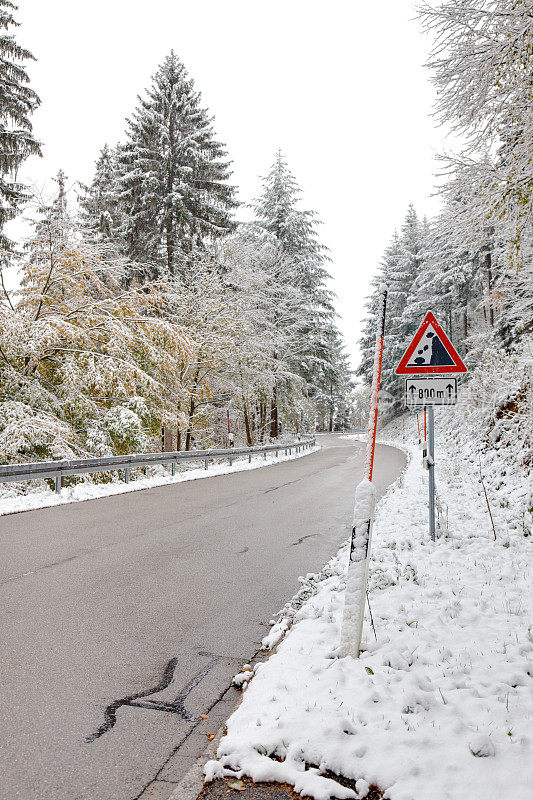 冬天下雪的道路和糟糕的天气