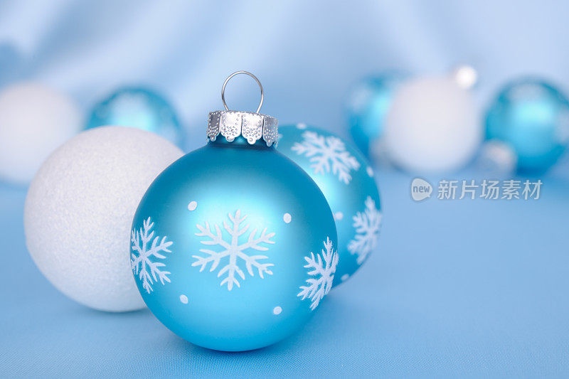 蓝色和白色的圣诞装饰物