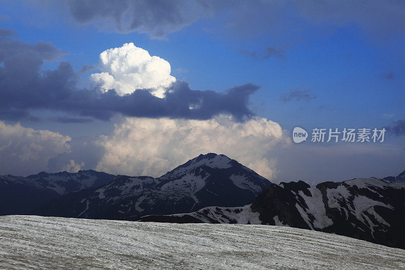 巴基斯坦北部地区的努里山口，海拔14000英尺