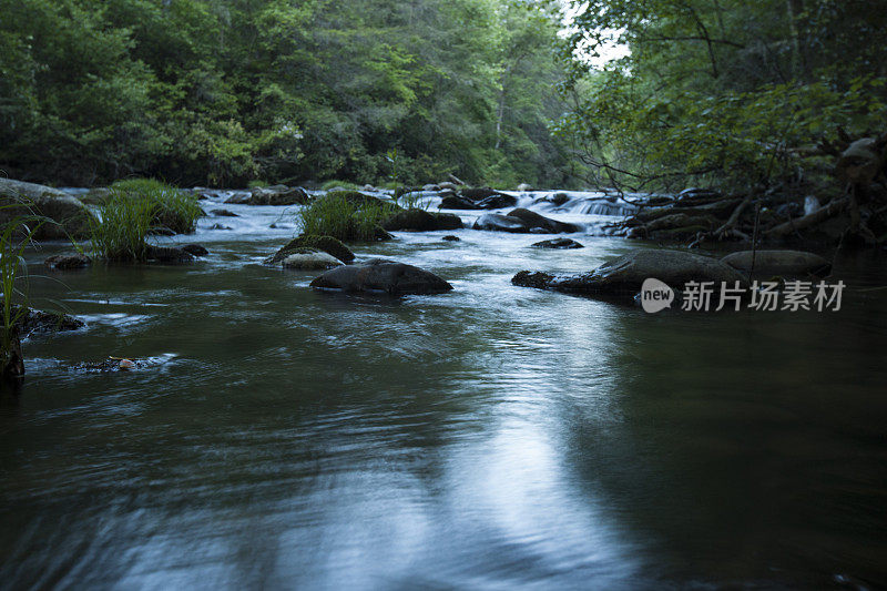 晚上水域