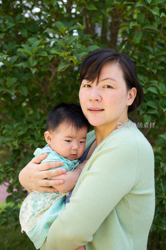 母亲和婴儿在户外