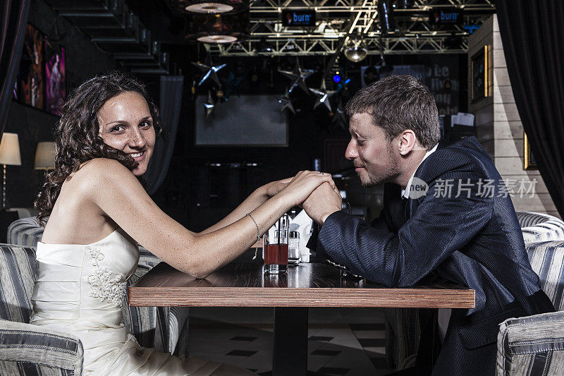咖啡厅订婚:新娘和新郎