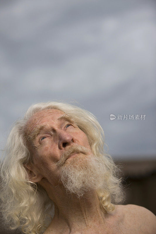 老人望着天空
