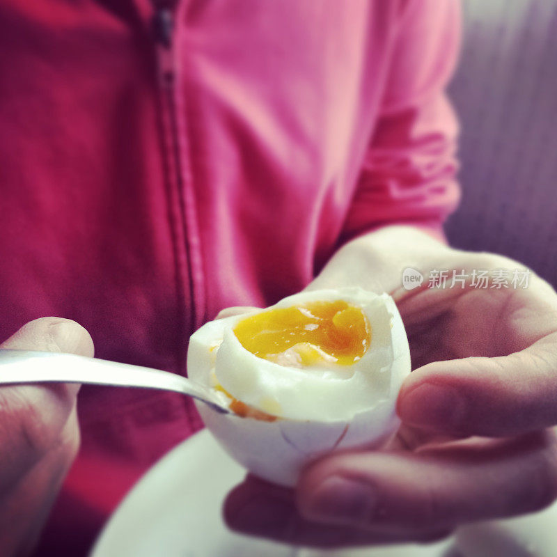 早餐吃煮嫩的鸡蛋