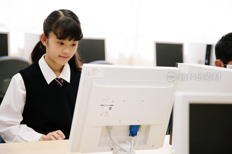 高中。年轻的女学生使用计算机实验室，日本